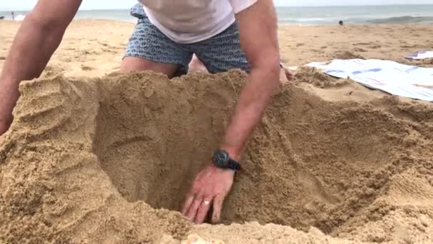 Старший Чоловік Будує Замок Пляжі — стокове відео