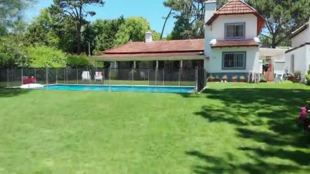 House Exterior Swimming Pool Lawn — Stockvideo