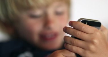 Akıllı telefon kullanan çocuk medyayı kontrol ediyor