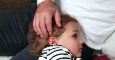 Çocuk babasının kucağında uyuyakalıyor. Ebeveyn okşaması