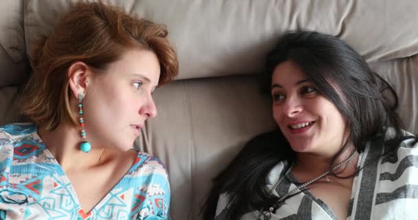 Duas Amigas Conversando Sofá Casa Mulheres Conversando Conversação Vida Real — Vídeo de Stock