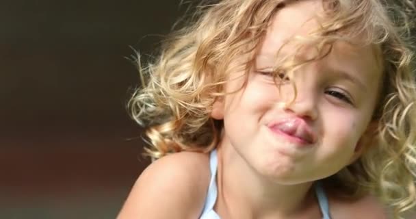 Tatlı Küçük Kız Portresi Dilini Dışarı Çıkarıyor — Stok video