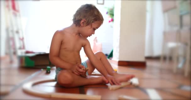 Маленький Мальчик Играет Игрушками Помещении — стоковое видео