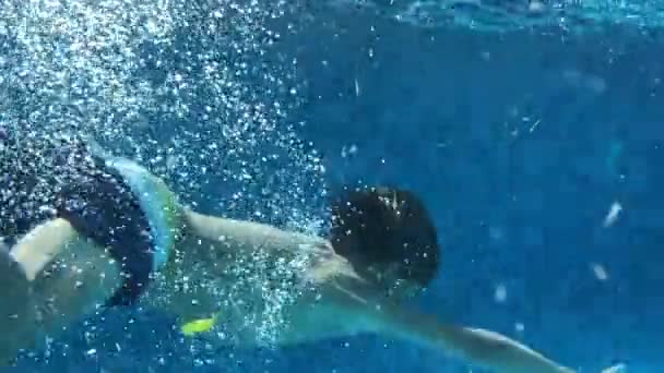 Дитячий Хлопчик Плаває Під Водою Басейні — стокове відео