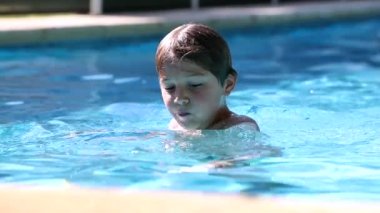 Çocuk yüzme havuzunda oyuncakla oynuyor