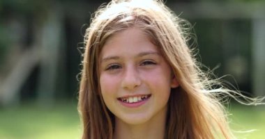 Küçük kız gülümsüyor, güzel bir çocuğun portresi.