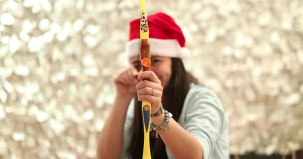 Kobieta Strzelająca Strzałką Kamery Kapeluszu Mikołaja Podczas Świąt Bożego Narodzenia — Wideo stockowe