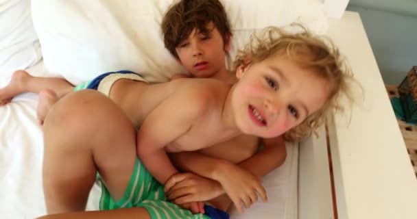 Lekfulla Bröder Tillsammans Småbarn Tittar Kameran Leende Känsla Glad — Stockvideo