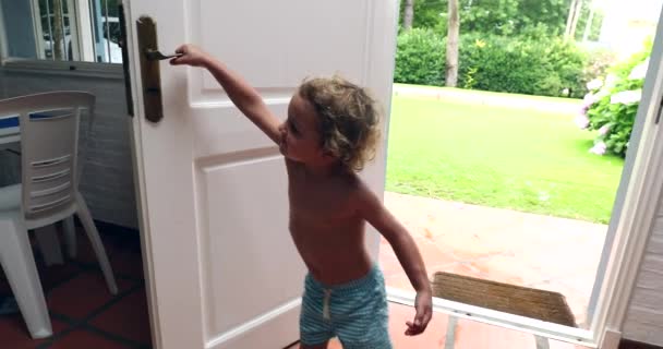 Toddler Boy Closing Front Door Him Leaving House Reaching Door — 비디오