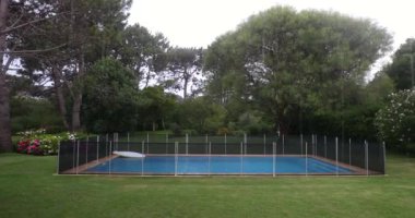 Yağmurlu bir gün, yüzme havuzu ve arka bahçe