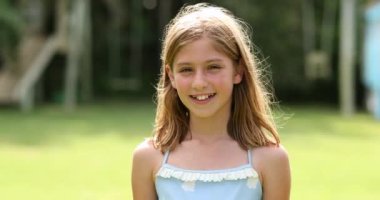 Kameraya gülümseyen çocuk portresi