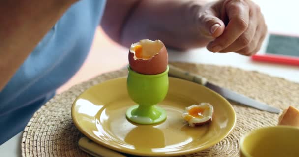 Person Eating Oeuf Coque Woman Eating Egg — Stok video