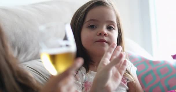 Девочка Дома Стакан Алкогольного Пива Переднем Плане — стоковое видео