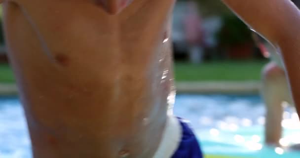 Çocuk Havuzdan Çıkıyor Cesedi Kaldırıyor — Stok video