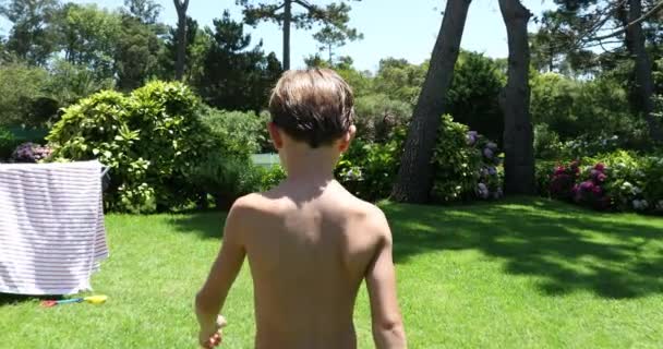 Bambino Ragazzo Piedi Nel Giardino Casa All Aperto — Video Stock