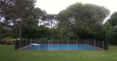 Arka bahçe yağmurlu gün