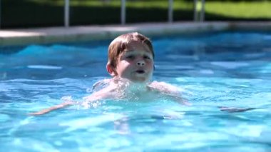 Havuzdaki genç çocuk.