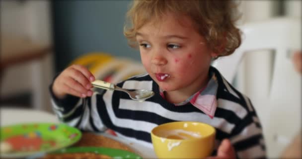 ヨーグルトを食べる男の子 — ストック動画