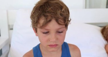 Çocuk hayır diyor, utangaç samimi.