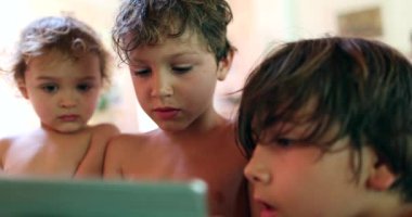 Evde tablet aygıtı kullanan çocuklar, samimi ve otantik