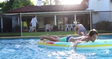 Çocuklar havuzda oynuyorlar.