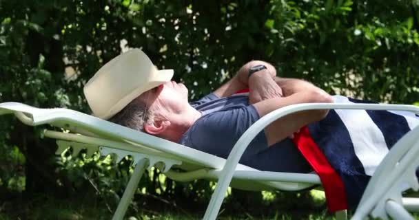 Старший Пенсионер Спит Свежем Воздухе Второй Половине Дня — стоковое видео