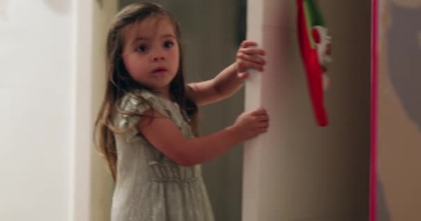 Little Girl Child Opening Closing Front Door — Stock Video