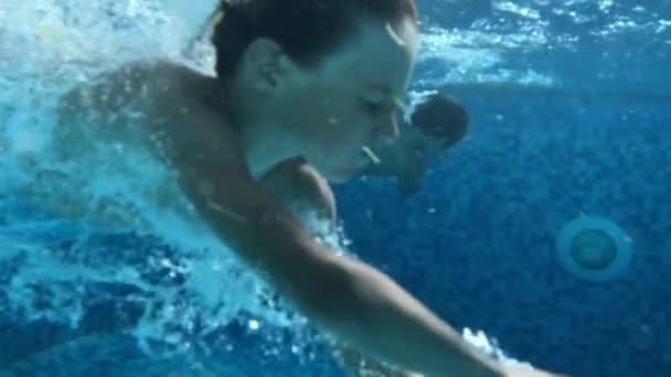 超スローモーション240Fpsで水中で潜水する子供たち — ストック動画