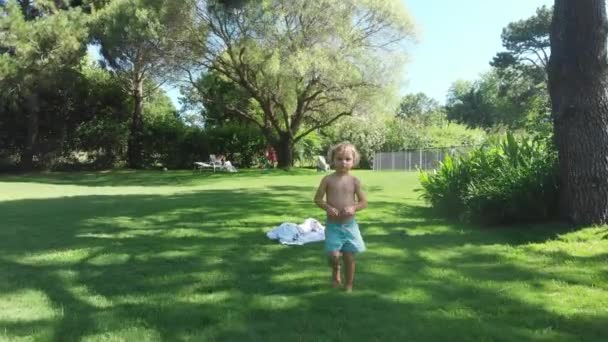 Toddler Baby Boy Home Lawn — Vídeo de Stock