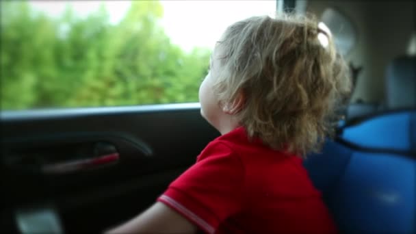 Child Boy Back Seat Car Looking Out Window — Stockvideo