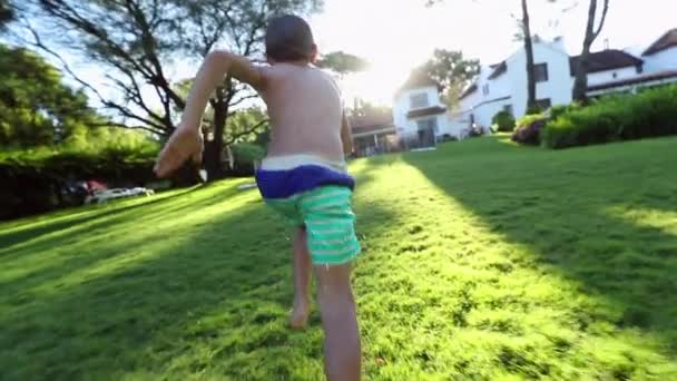 Kid Running Outdoors Home Garden Jumping Swimming Pool — Vídeo de Stock