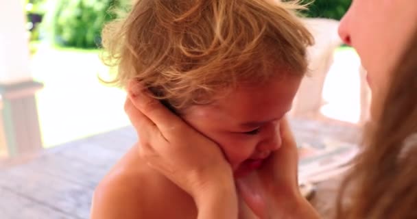 Anne Küçük Çocuğuna Güneş Kremi Sürüyor Samimi Gerçek Hayata — Stok video