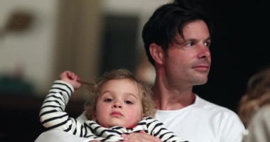 Baba kucağında yorgun bir çocuk, samimi, otantik