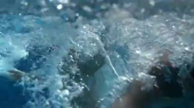 Çocuklar çok yavaş çekimde 240 fp hızla havuza atlıyorlar.