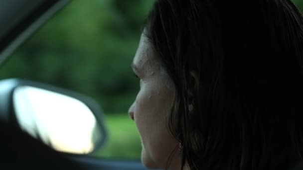 道路を見て車の乗客の女性のプロフィール — ストック動画