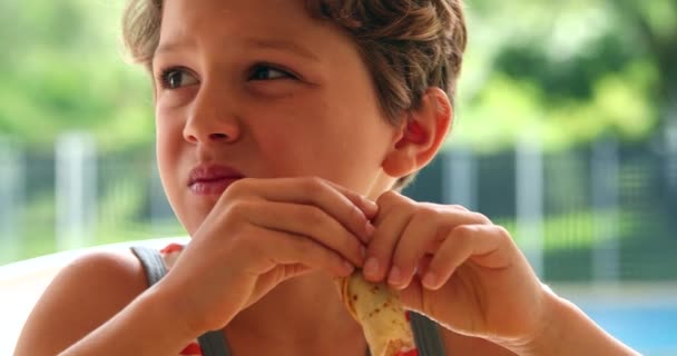 Menino Criança Segurando Prestes Comer Panqueca — Vídeo de Stock