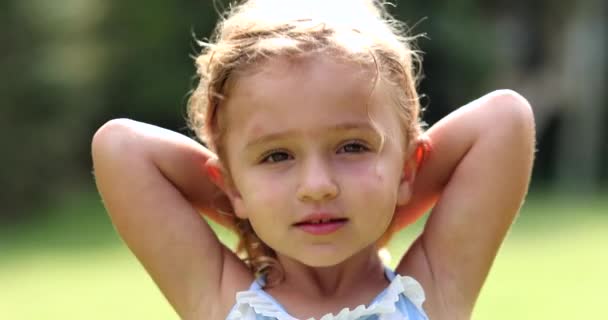 Маленькая Девочка Укладывает Волосы Позируя Фото Улыбаясь — стоковое видео