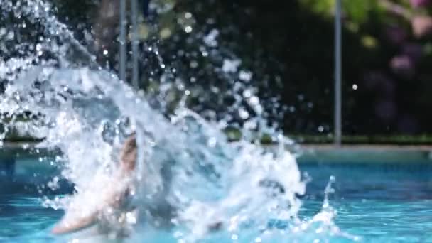 快乐的孩子在水里跑来跑去 — 图库视频影像