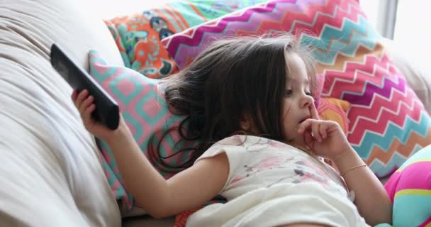 Ehrliches Kleines Mädchen Mit Fernbedienung Nase Zupfend Und Fernsehbildschirm — Stockvideo