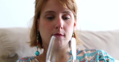 Gerçek hayatta genç bir kadın şarap kadehi tutuyor, içiyor ve sohbet ediyordu.