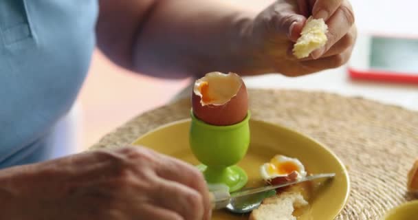 Person Eating Eating Oeuf Coque Morning Breakfast — Stok video