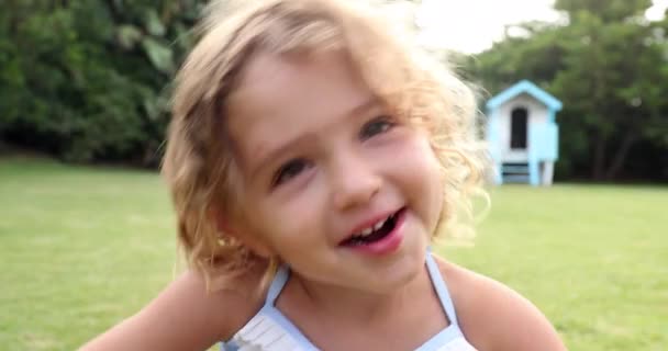 Bashful Timide Heureuse Petite Fille — Video