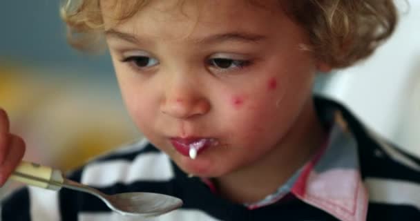 Casual Μωρό Τρώει Γιαούρτι — Αρχείο Βίντεο