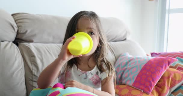 家でボトルから飲む女の子 — ストック動画