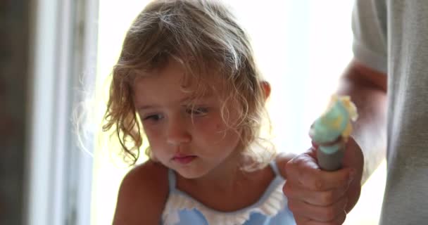 Küçük Kız Çocuğunun Sıradan Bir Sahnesi — Stok video