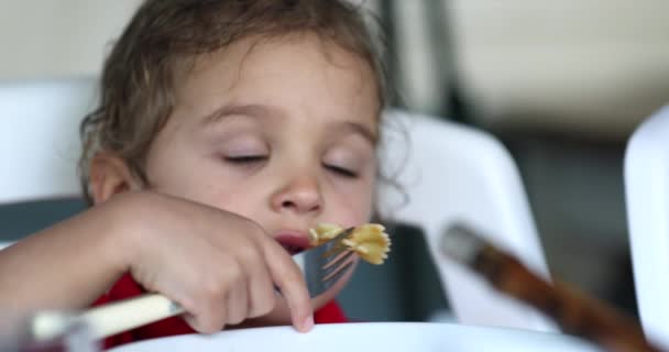 Βρέφος Αγόρι Τρώει Δείπνο Χάνεται Στη Σκέψη — Αρχείο Βίντεο
