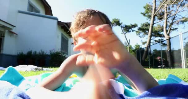 Müder Erschöpfter Junge Gibt Daumen Hoch Während Gras Freien Liegt — Stockvideo