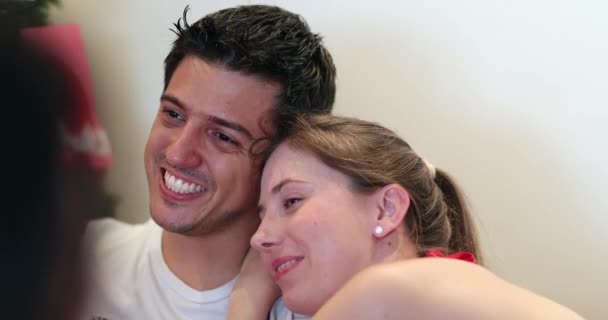 Ehrlich Glückliches Paar Zusammen Lächelnd Freunden Zuhören — Stockvideo