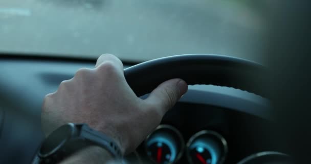 Persoon Controleert Tijd Wacht Tijdens Het Rijden Handen Vasthouden Stuurwiel — Stockvideo