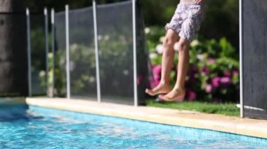 Çocuk suya atlıyor.